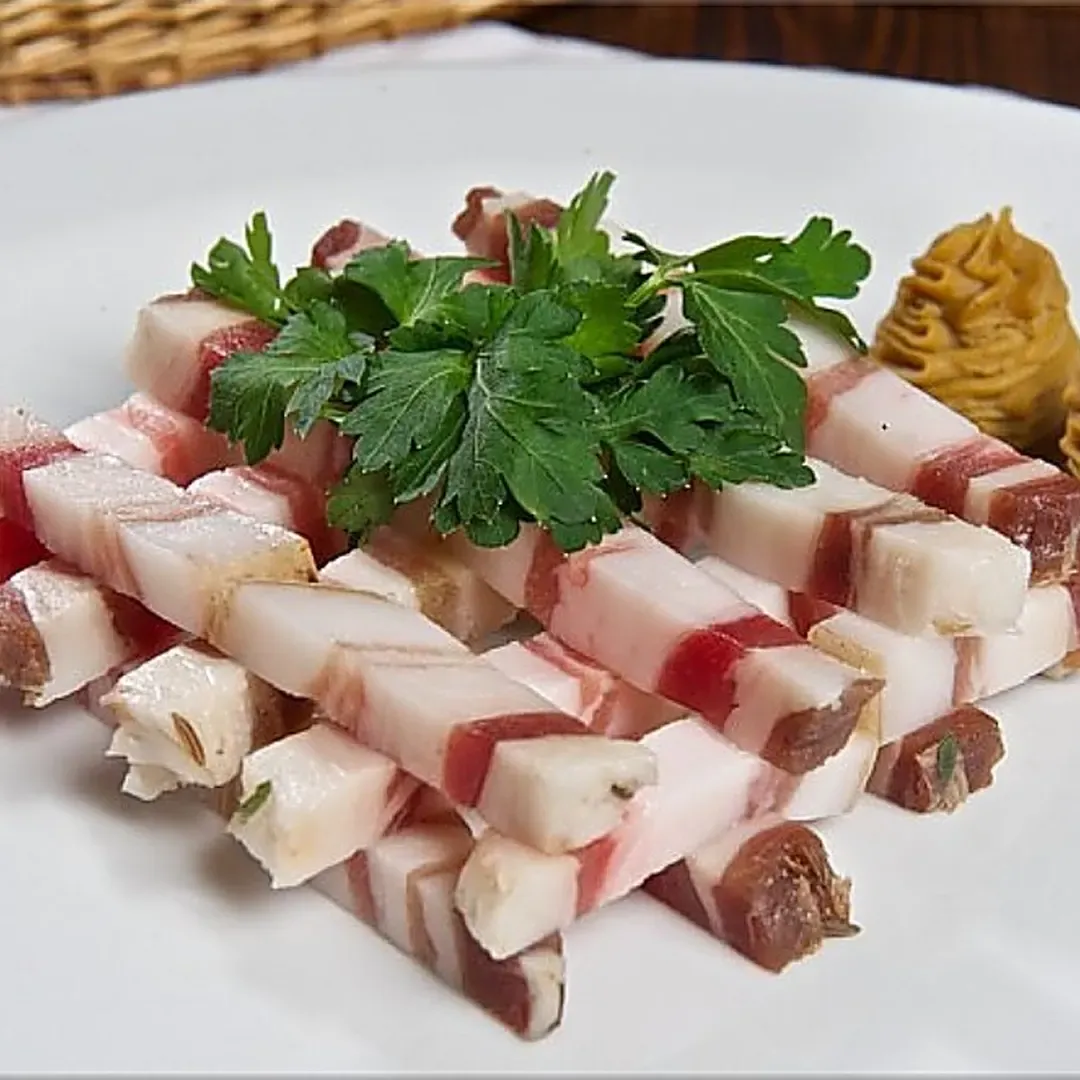 Домашнее сало с мясной прорезью