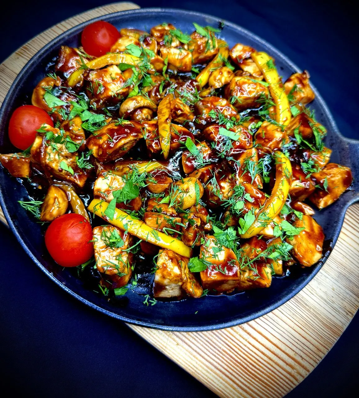Сковородка с курицей и овощами